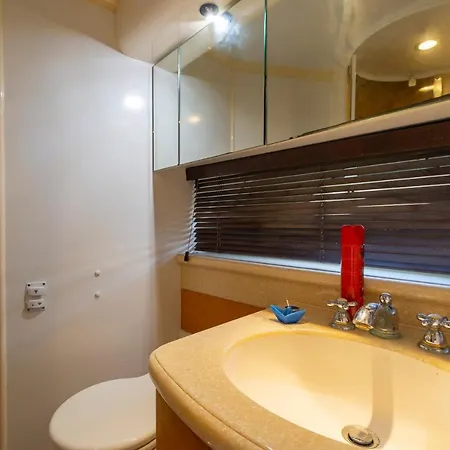 ספינת מלון Luxury Yacht