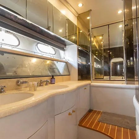 Luxury Yacht بوتيل بورتيماو
